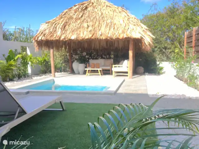 Élégant et nouveau : Bamboo Bungalow | Curaçao, Banda Ariba (est), Brakkeput Abou - appartement Rafraîchissez-vous dans le bassin profond.