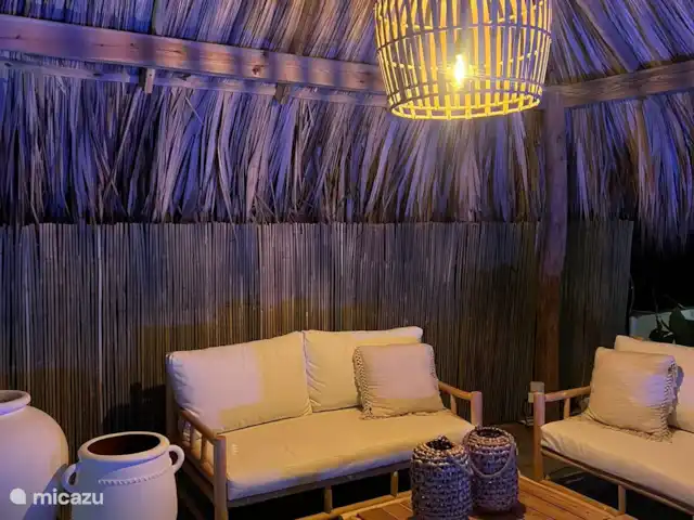 Élégant et nouveau : Bamboo Bungalow | Curaçao, Banda Ariba (est), Brakkeput Abou - appartement La grande palapa est également très confortable le soir.