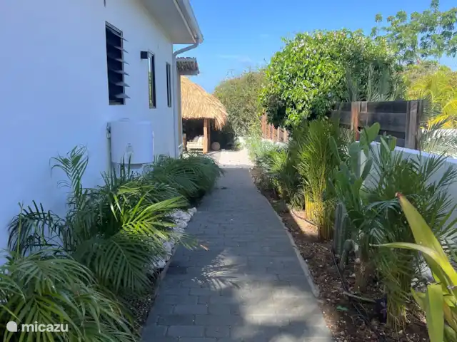Élégant et nouveau : Bamboo Bungalow | Curaçao, Banda Ariba (est), Brakkeput Abou - appartement L’entrée de l’appartement.