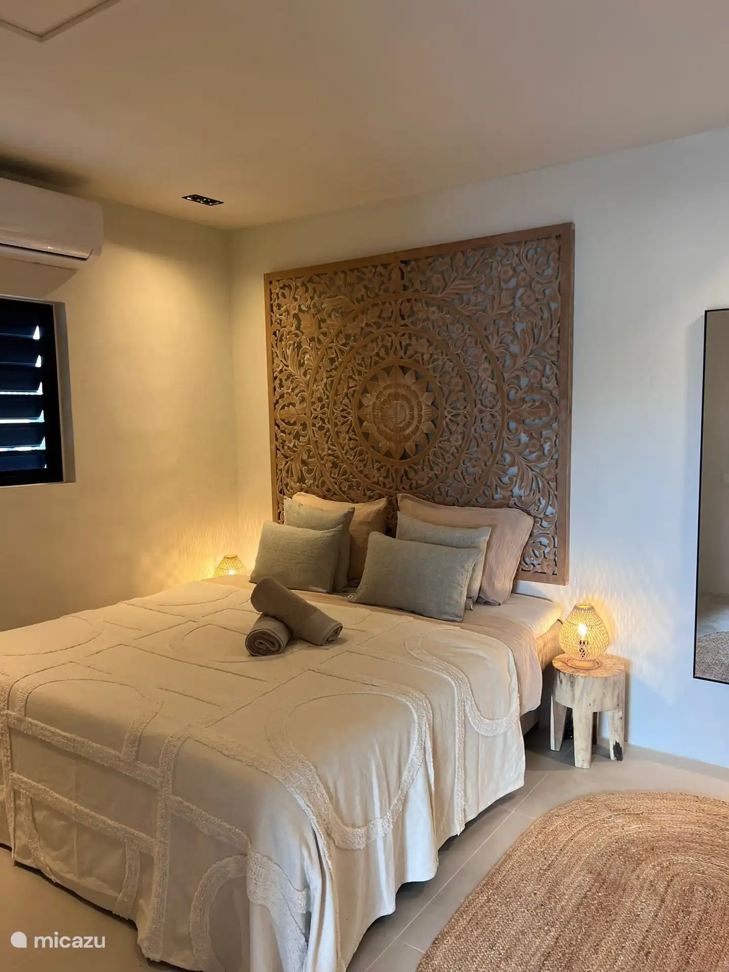 Das Schlafzimmer mit Kingsize-Boxspringbett in Hotelqualität und Klimaanlage.