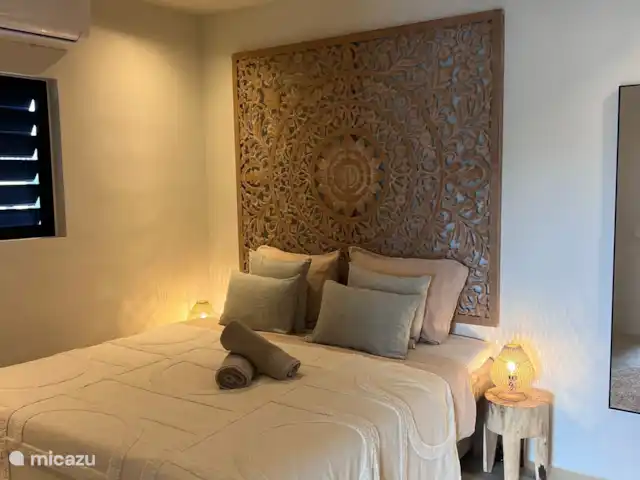 Élégant et nouveau : Bamboo Bungalow | Curaçao, Banda Ariba (est), Brakkeput Abou - appartement La chambre avec sommier tapissier king-size de qualité hôtelière et climatisation.