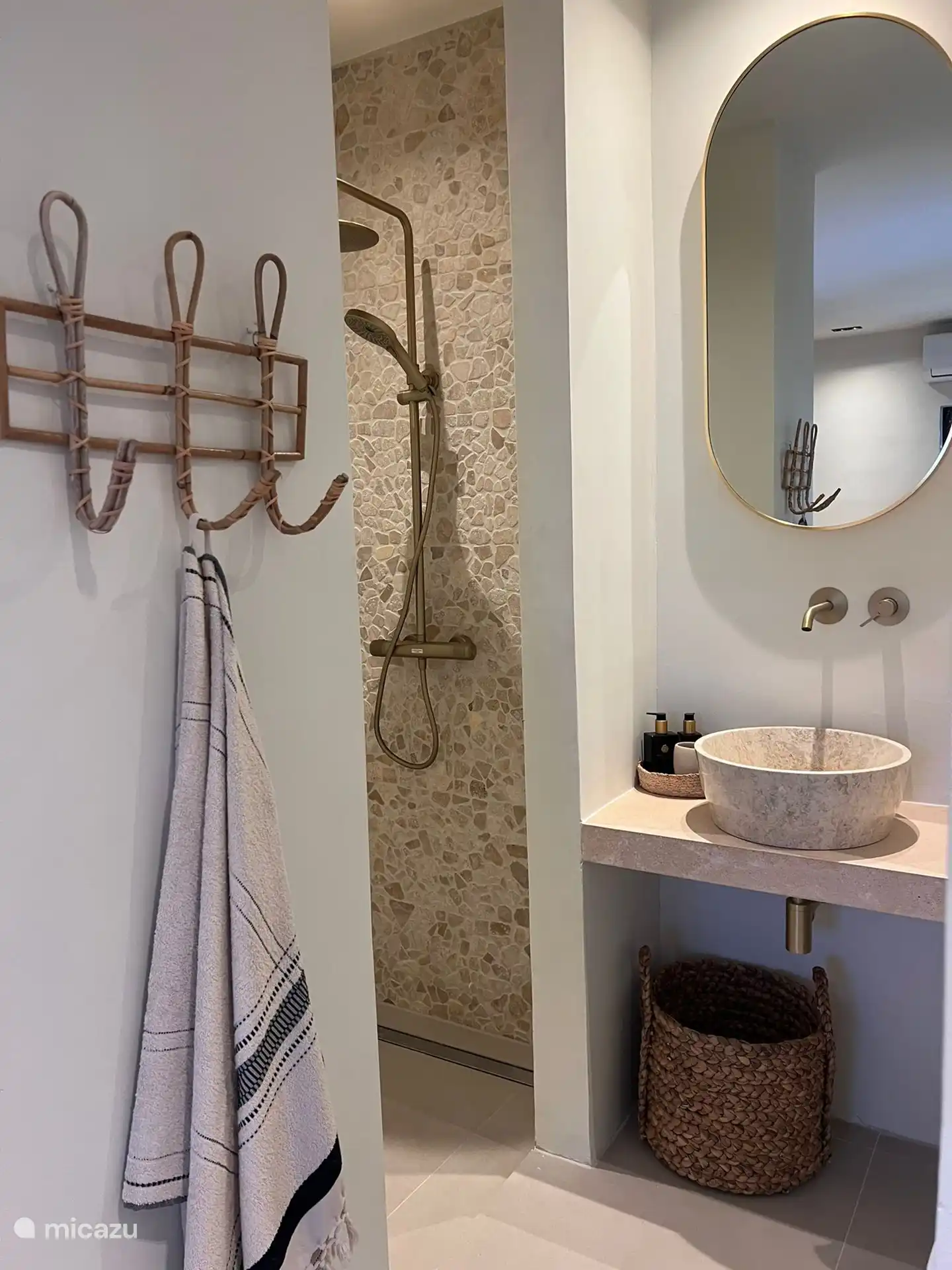 Das Badezimmer ist luxuriös und komplett ausgestattet.