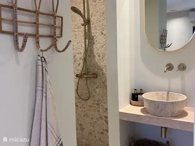 Élégant et nouveau : Bamboo Bungalow | Curaçao, Banda Ariba (est), Brakkeput Abou - appartement La salle de bain est luxueuse et entièrement équipée.
