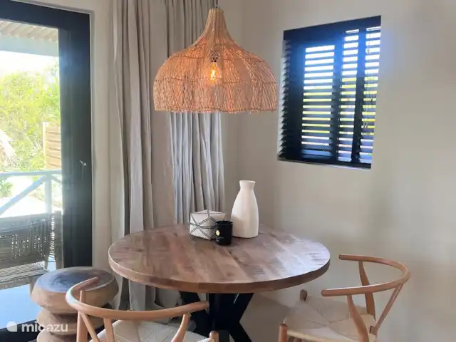 Élégant et nouveau : Bamboo Bungalow | Curaçao, Banda Ariba (est), Brakkeput Abou - appartement La salle à manger confortable.