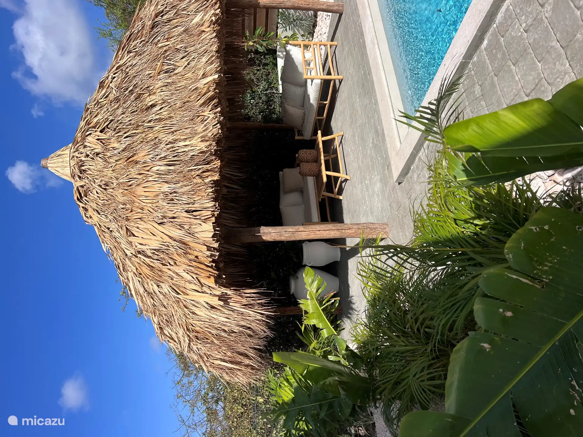 Der großzügige Loungebereich unter der Palapa.