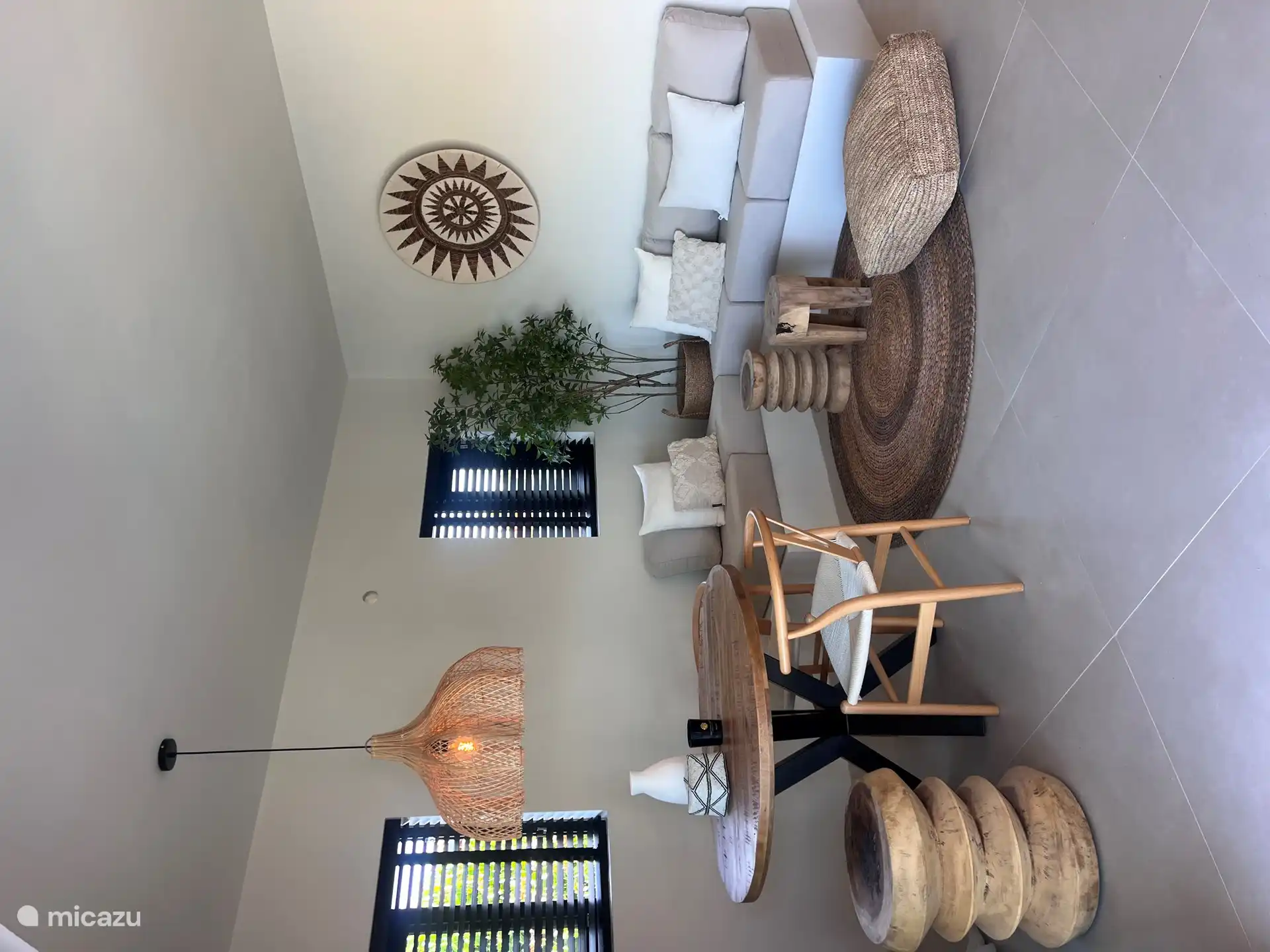 Das Wohnzimmer mit dem gemütlichen Lounge-Sofa.