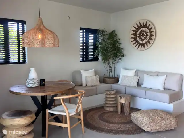 Élégant et nouveau : Bamboo Bungalow | Curaçao, Banda Ariba (est), Brakkeput Abou - appartement Le salon avec le canapé salon confortable.