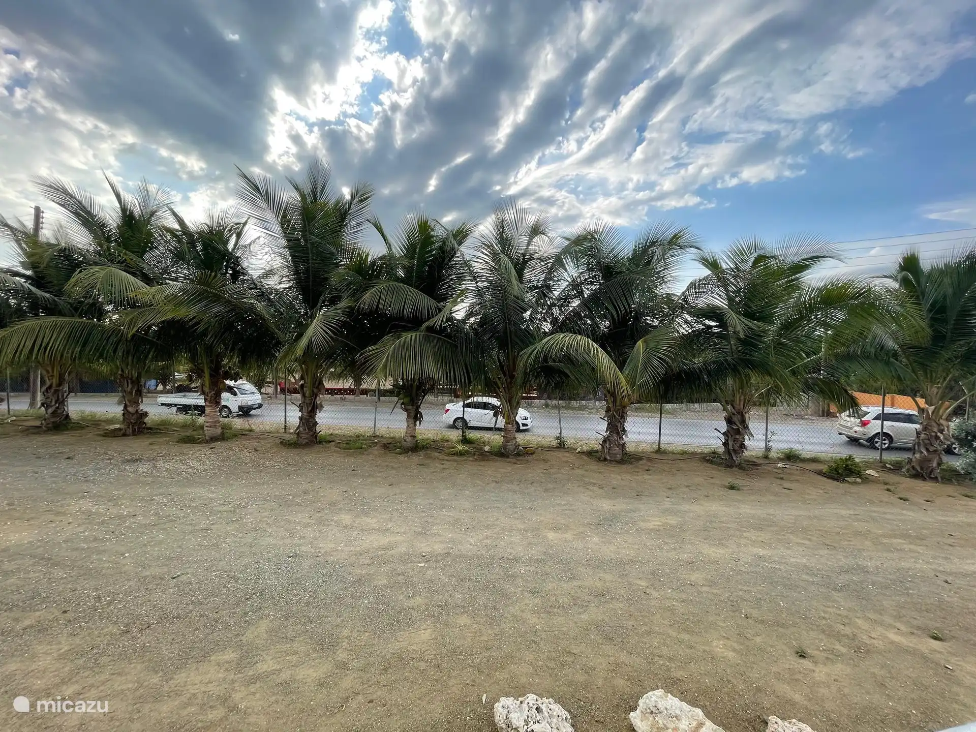 Blick aus dem Garten der Anlage