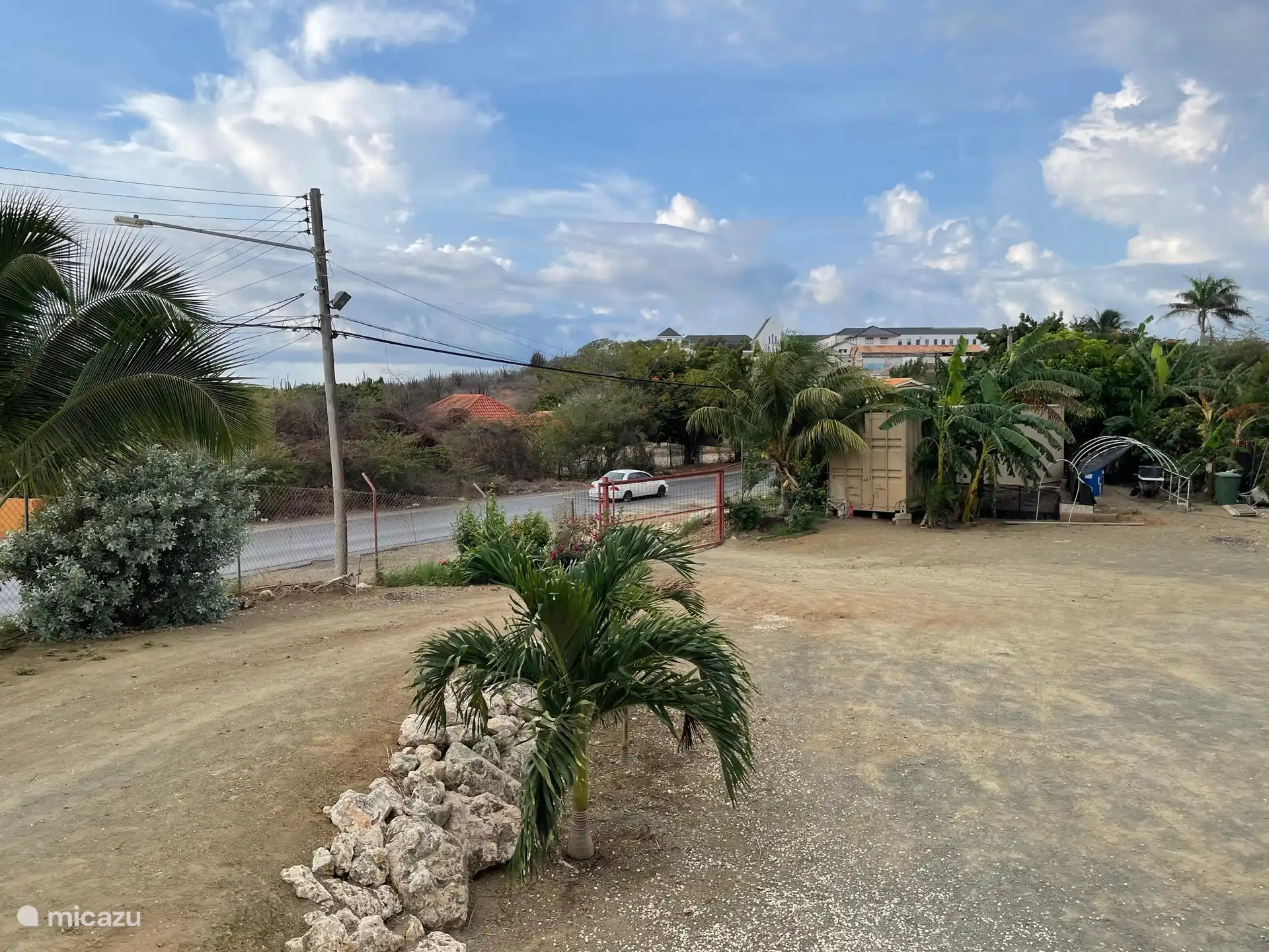 Blick aus dem Garten der Anlage