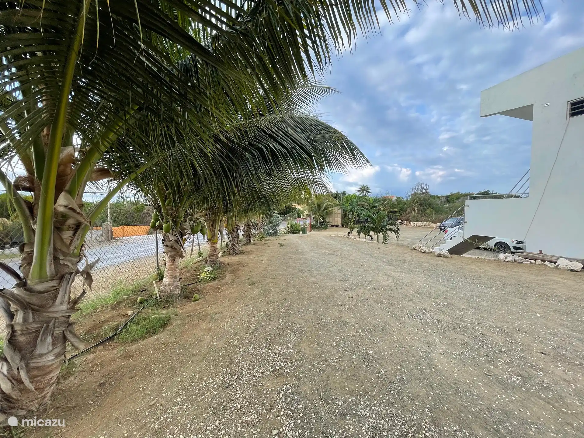 Blick aus dem Garten der Anlage