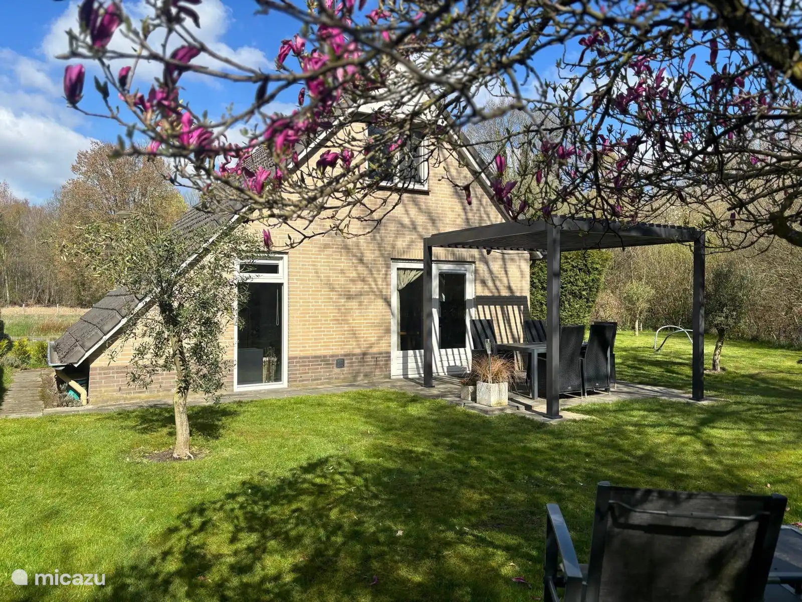 Ruime achtertuin, terras met lamellen pergola (open en dicht) en comfortabele tuinstoelen om van te genieten. Uw vakantie kan beginnen !