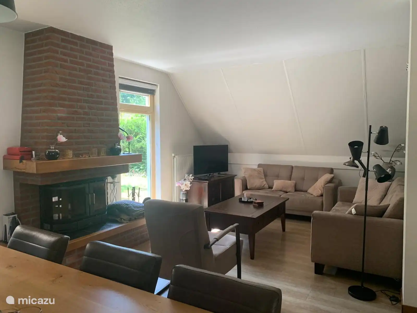 Salón ordenado con asientos espaciosos y chimenea.