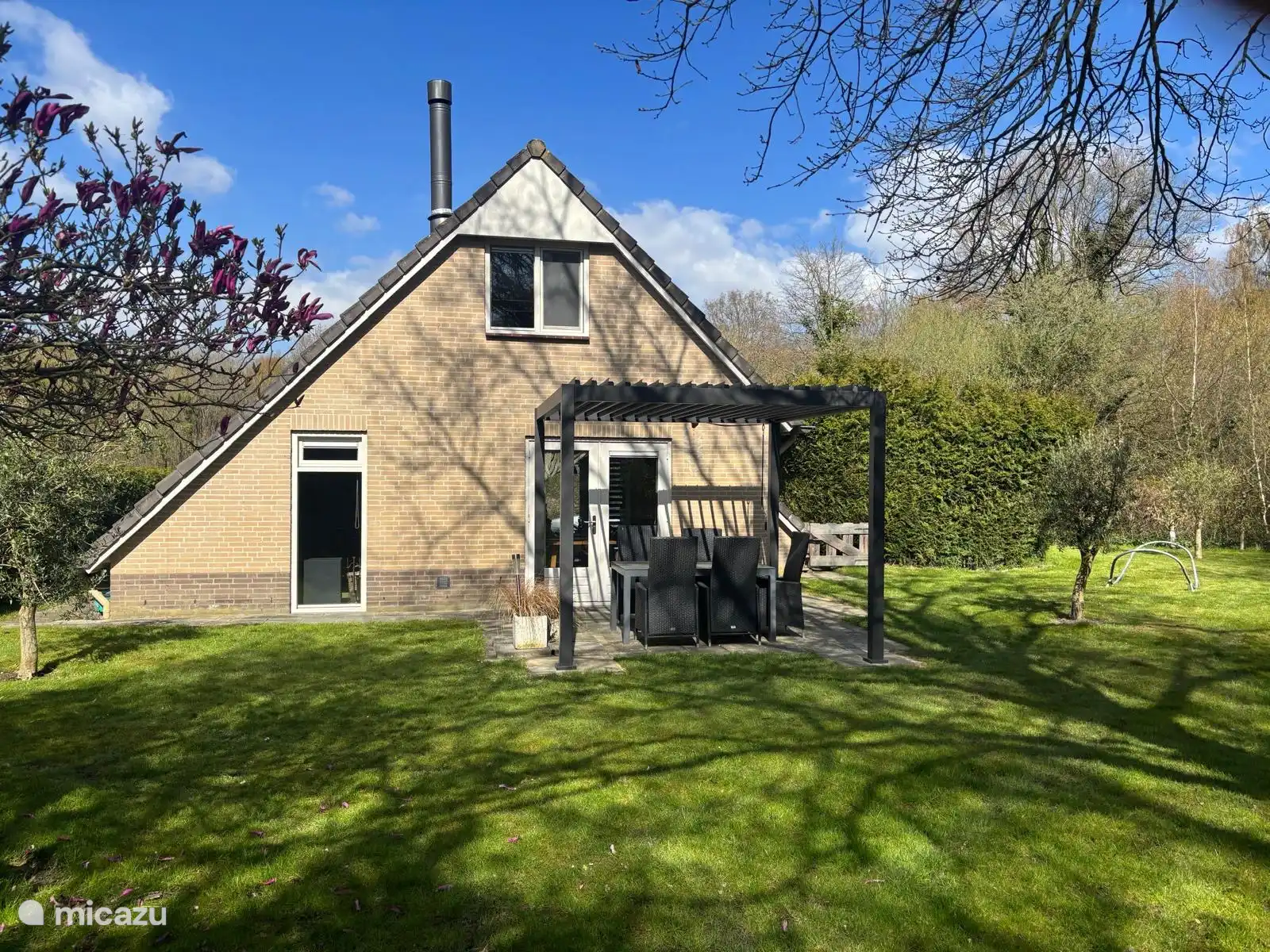 Ruime achtertuin, terras met lamellen pergola (open en dicht) en comfortabele tuinstoelen om van te genieten. Uw vakantie kan beginnen !