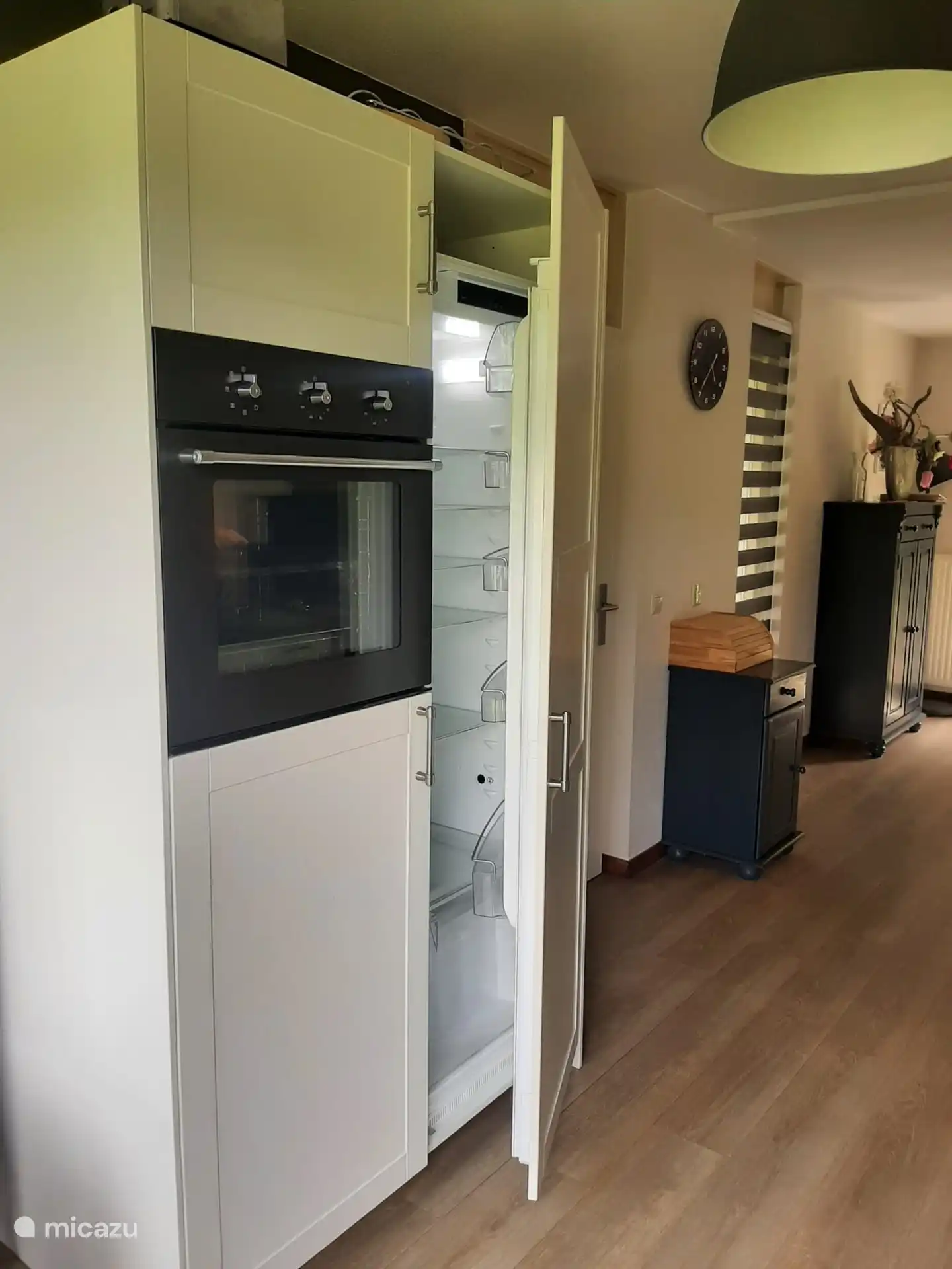 Backofen, großer Kühlschrank und separater großer Gefrierschrank.