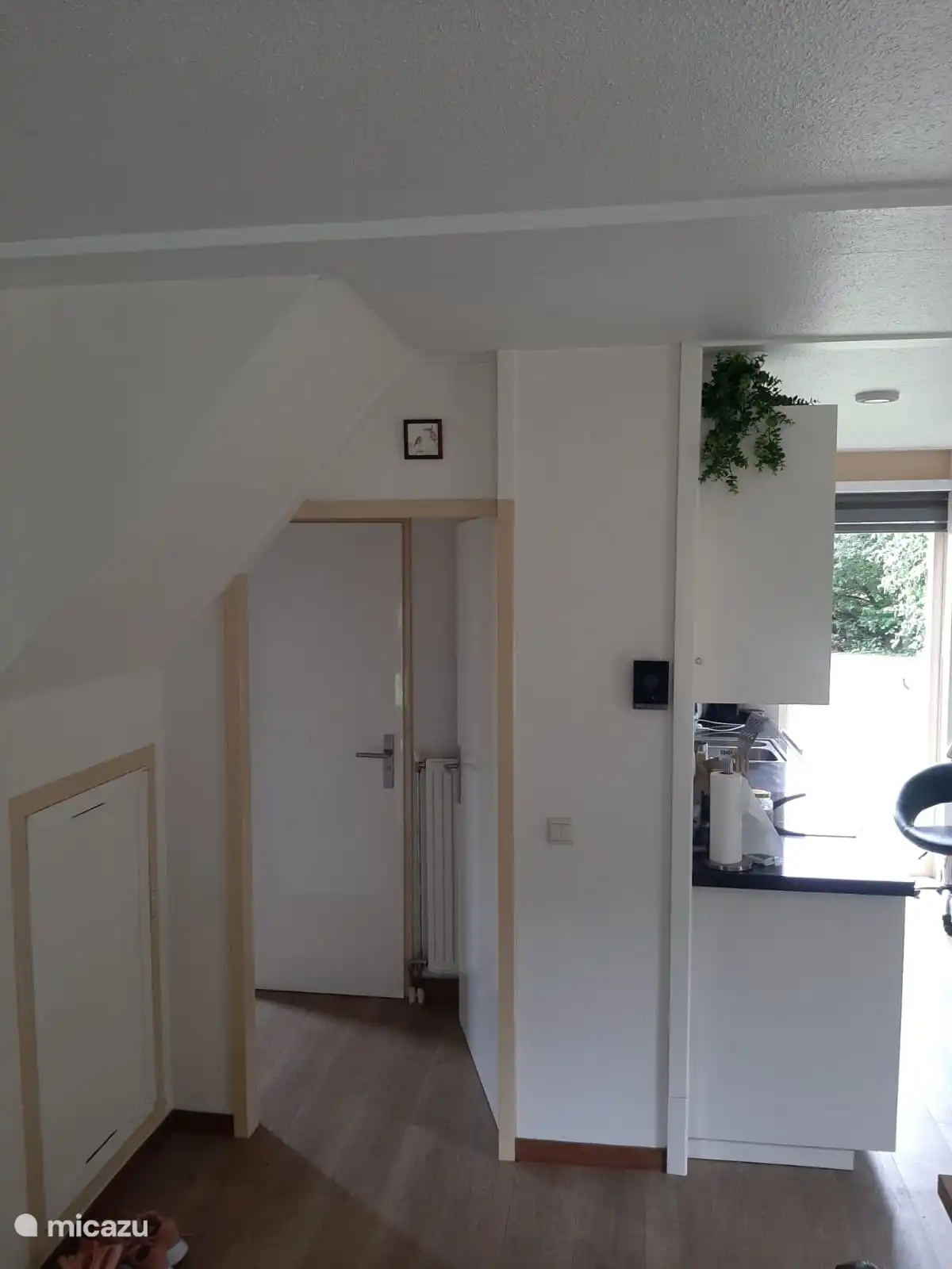 In Richtung des Flurs, wo sich separate Toilette und Bad befinden.