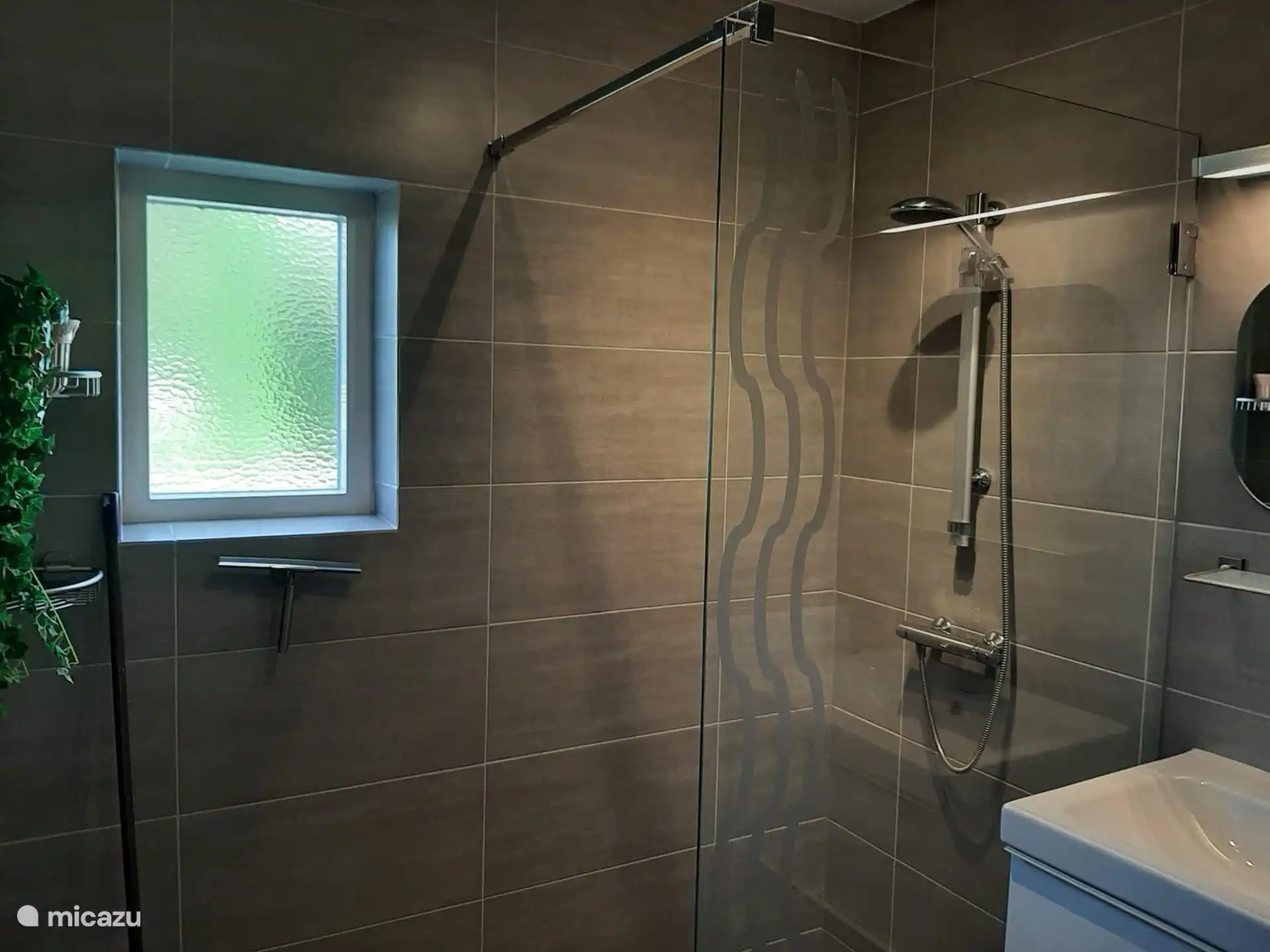 Badezimmer mit ebenerdiger Dusche.