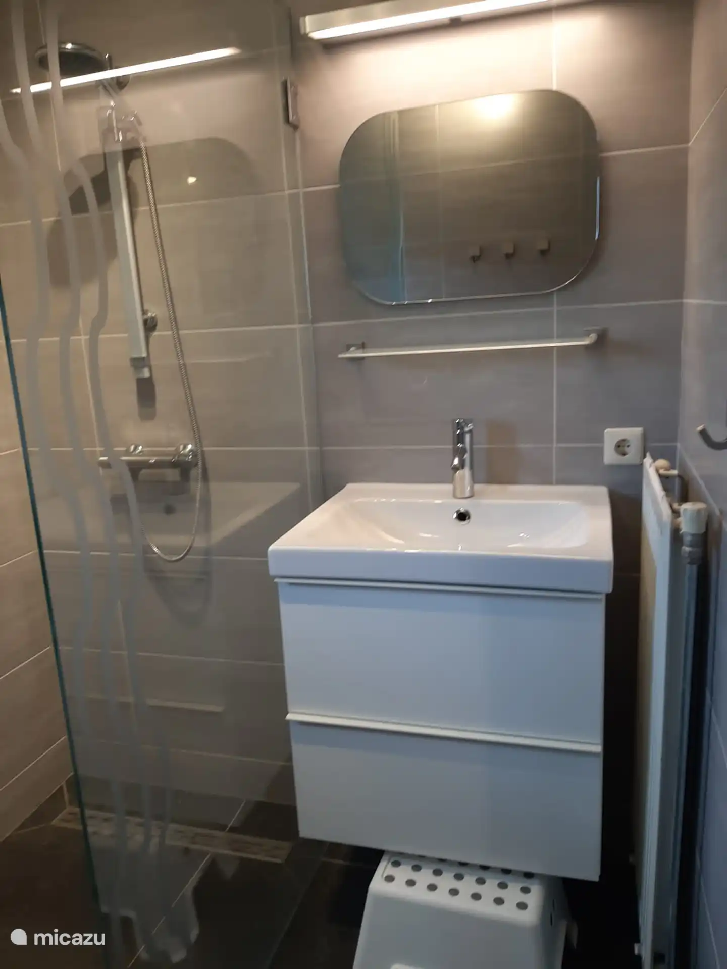 Badezimmer mit ebenerdiger Dusche.