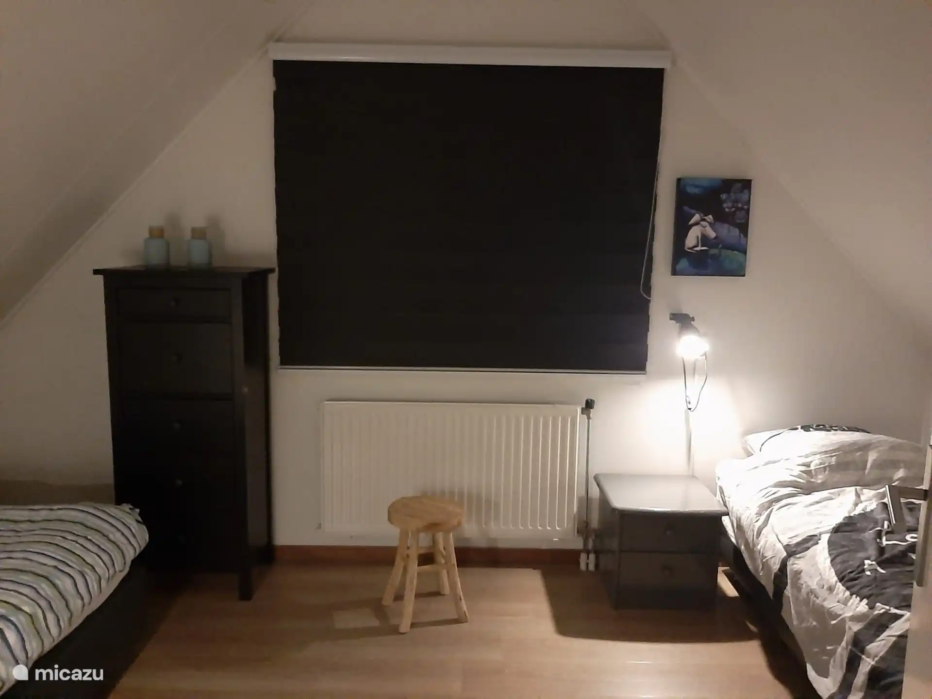 Schlafzimmer (vorne) mit 2 getrennten Boxspringbetten.