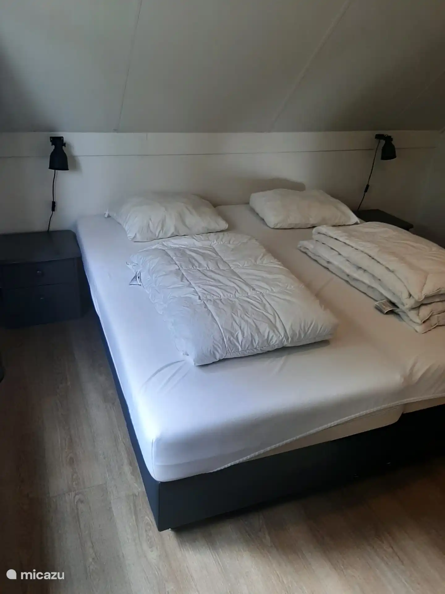 Schlafzimmer im hinteren Bereich (Erwachsene) mit 2 separaten Boxspringbetten.