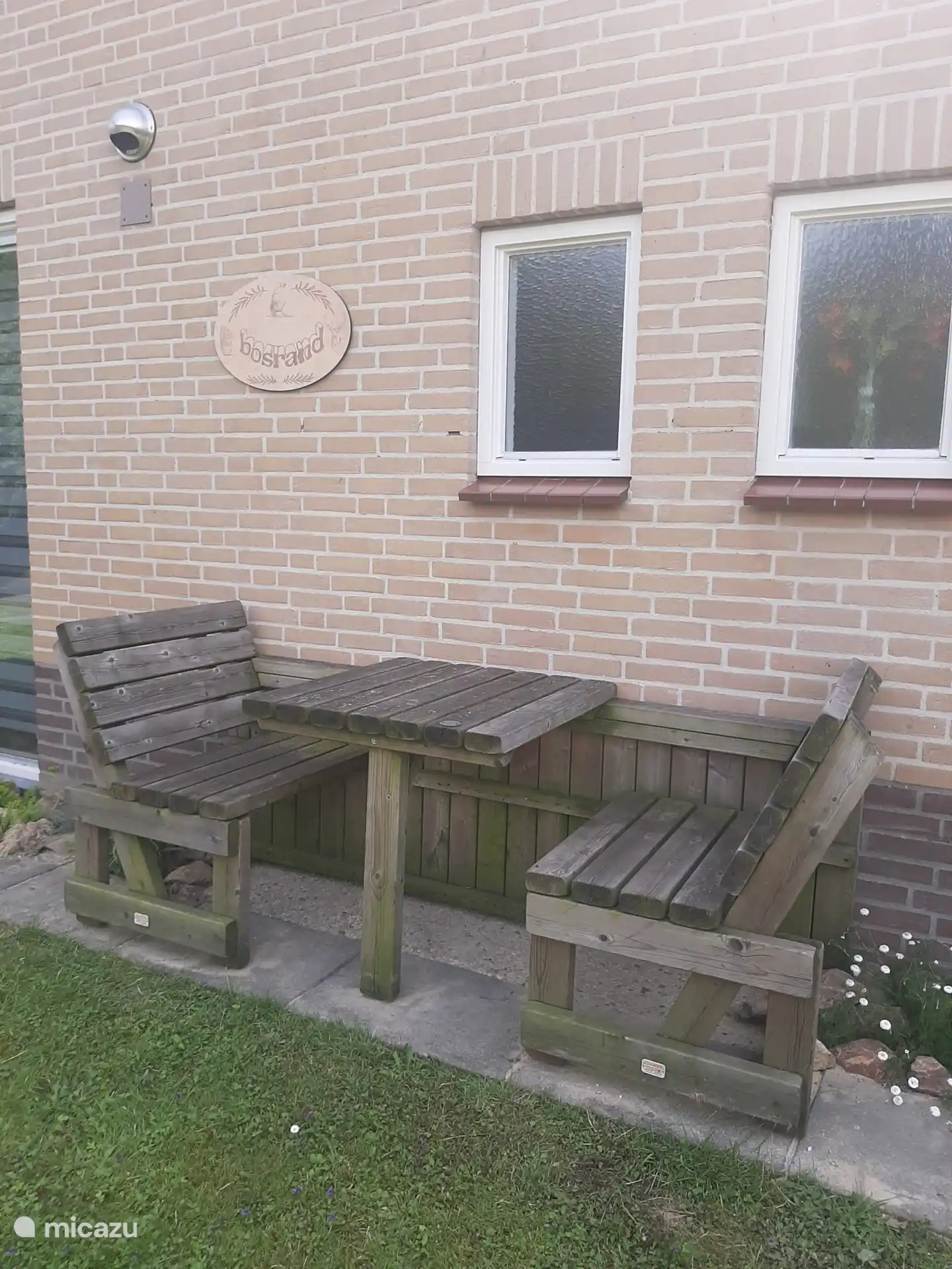 Sitzbereich vor dem Haus, um den Sonnenuntergang mit schöner Aussicht zu beobachten.