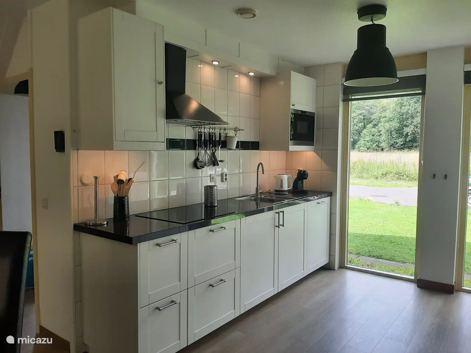 Luxuriöse Küche mit allen Annehmlichkeiten.