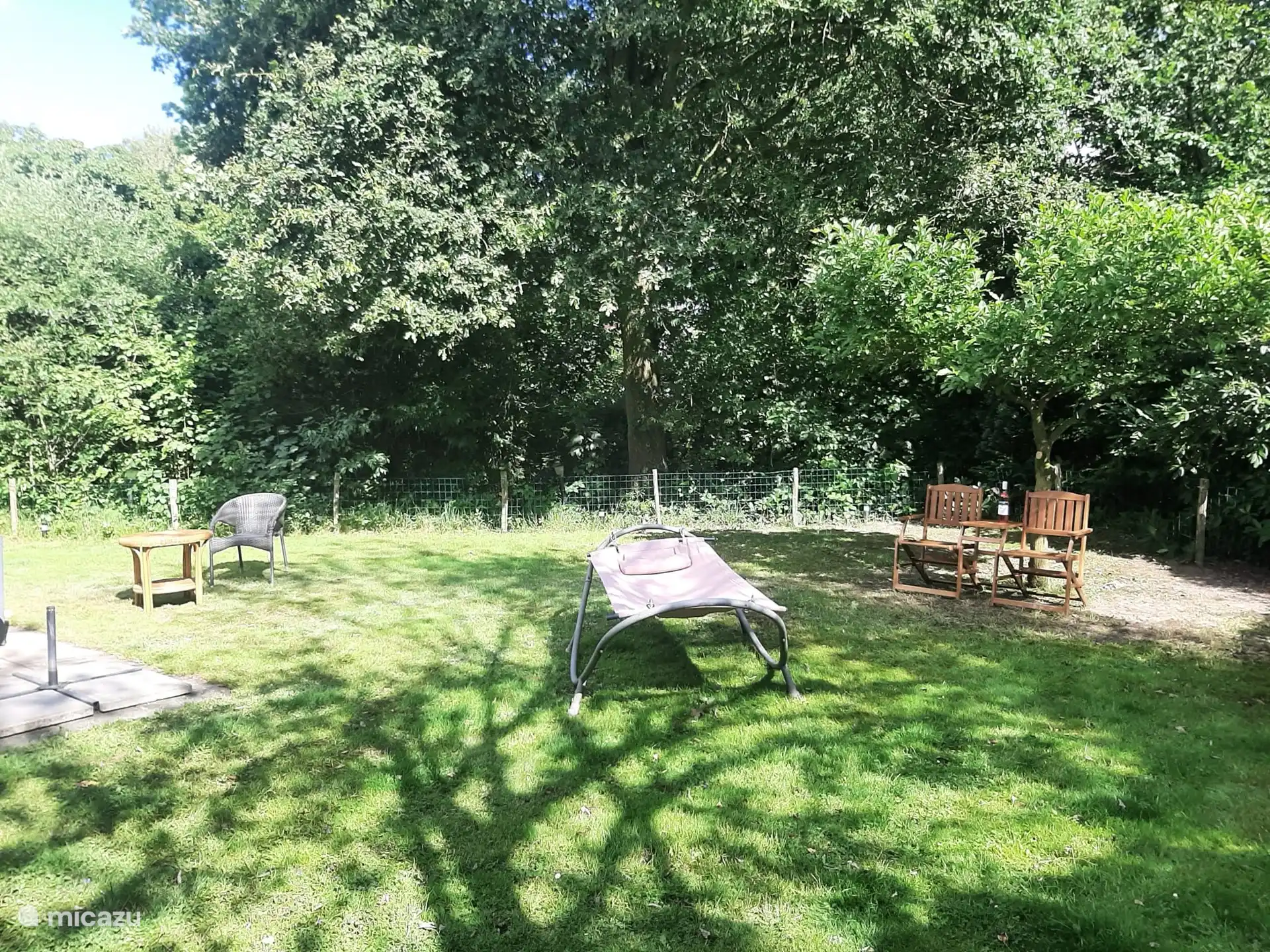 Im Garten gibt es sowohl Sonnen- als auch Schattenoptionen, entspannen Sie sich in der Hängematte.