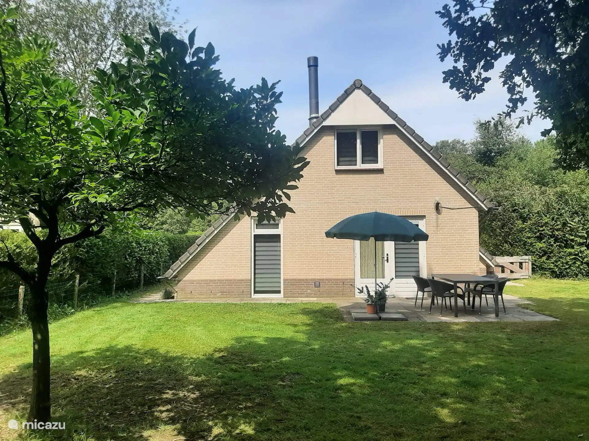 Rückseite des Hauses mit Terrasse.