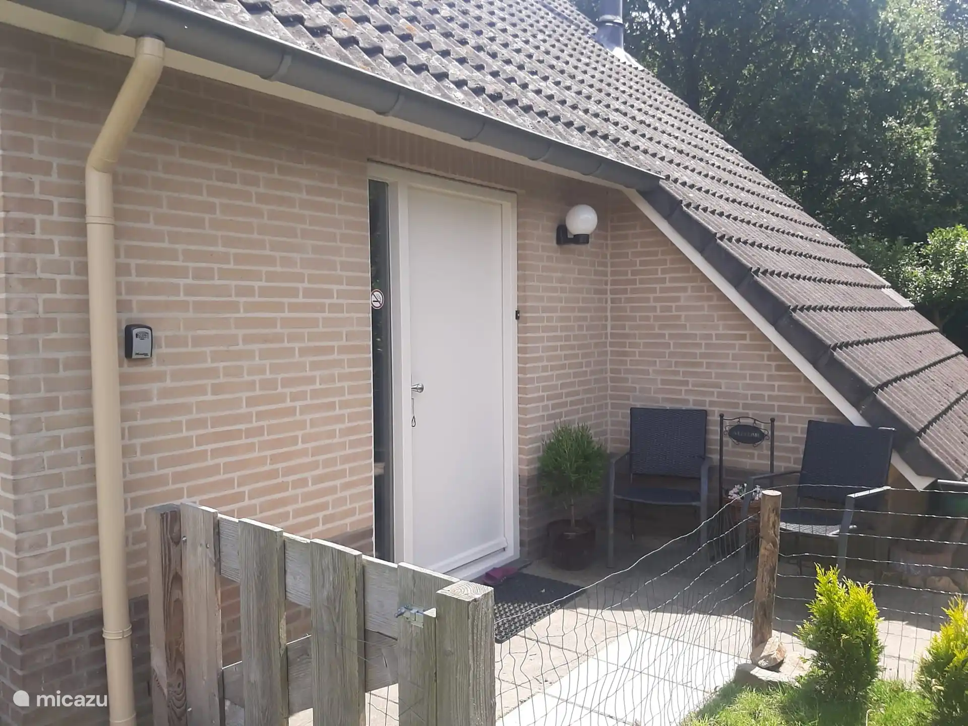 Eingang an der Haustür mit Sitzen.