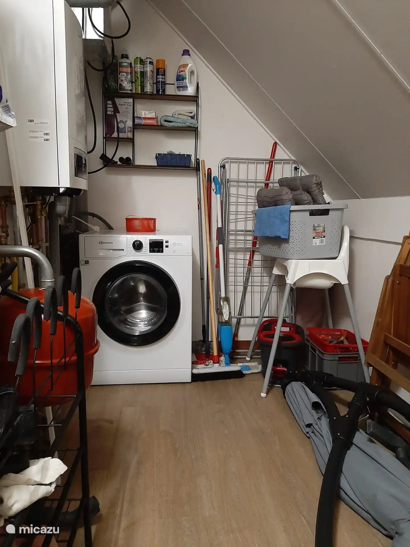 Abstellraum mit Waschmaschine, Wäscheständer, Ampelschirm, Hochstuhl etc.