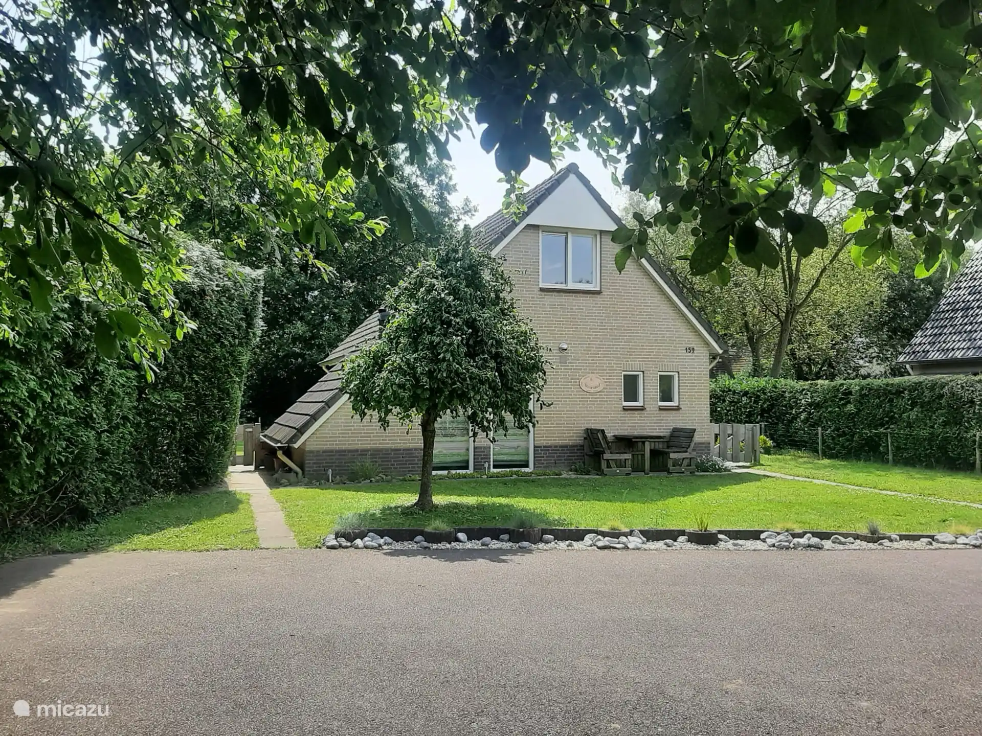 Parkplatz vor der Tür.