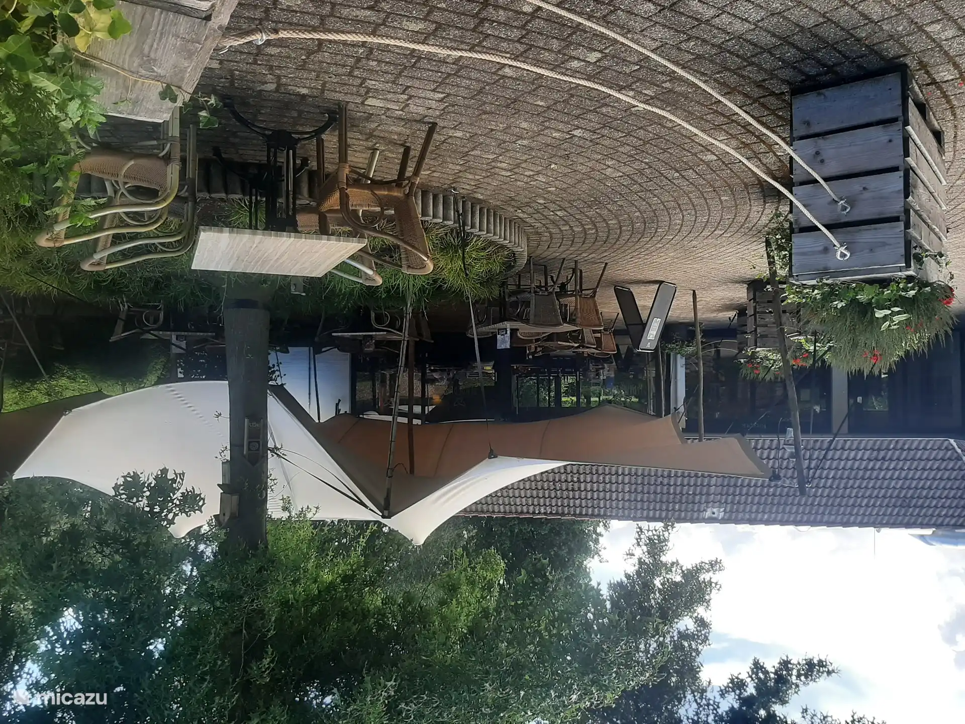 Restaurant mit gemütlicher Terrasse für einen Snack und/oder ein Getränk.