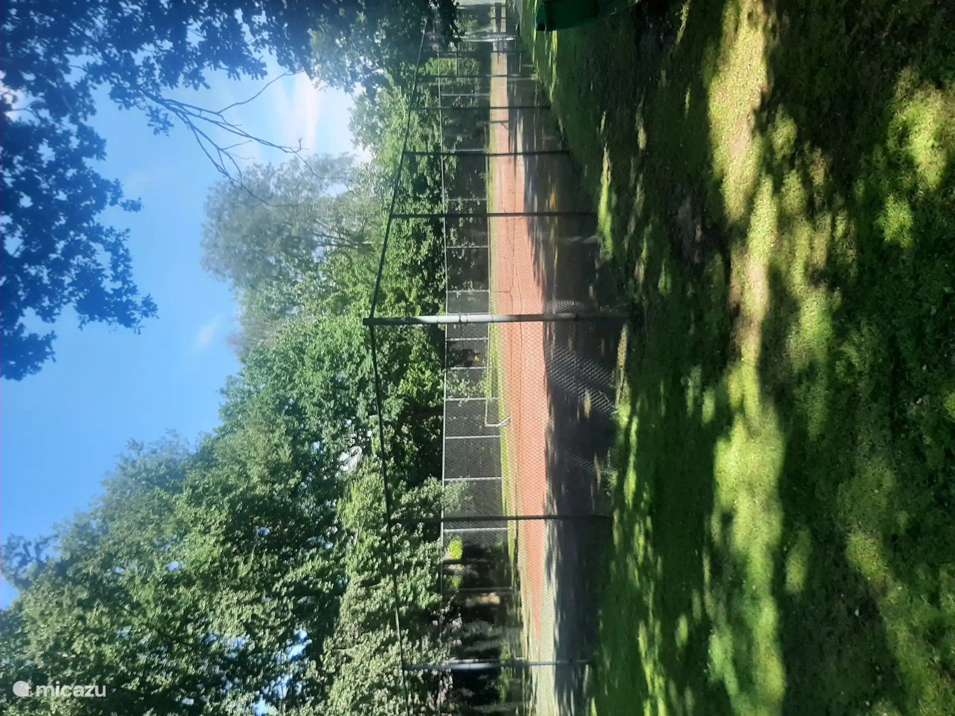 Der Tennisplatz im Park.