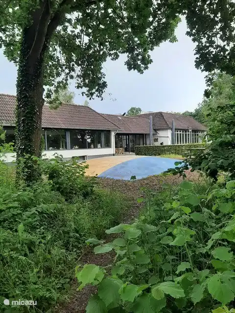 Hüpfburg und Spielplätze verteilen sich auf die 2 Parks.