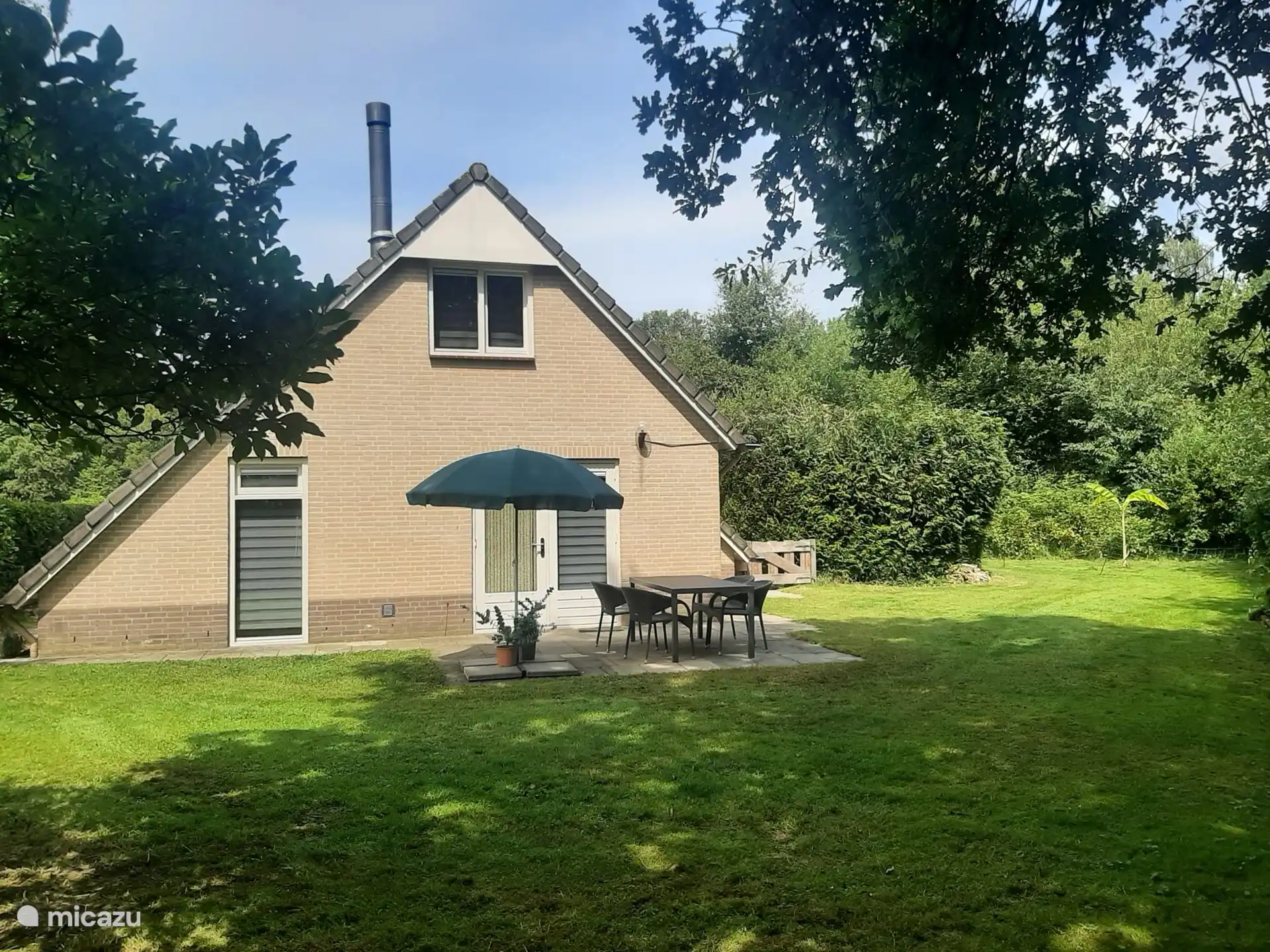 Großer grüner, eingezäunter Garten mit viel Privatsphäre.