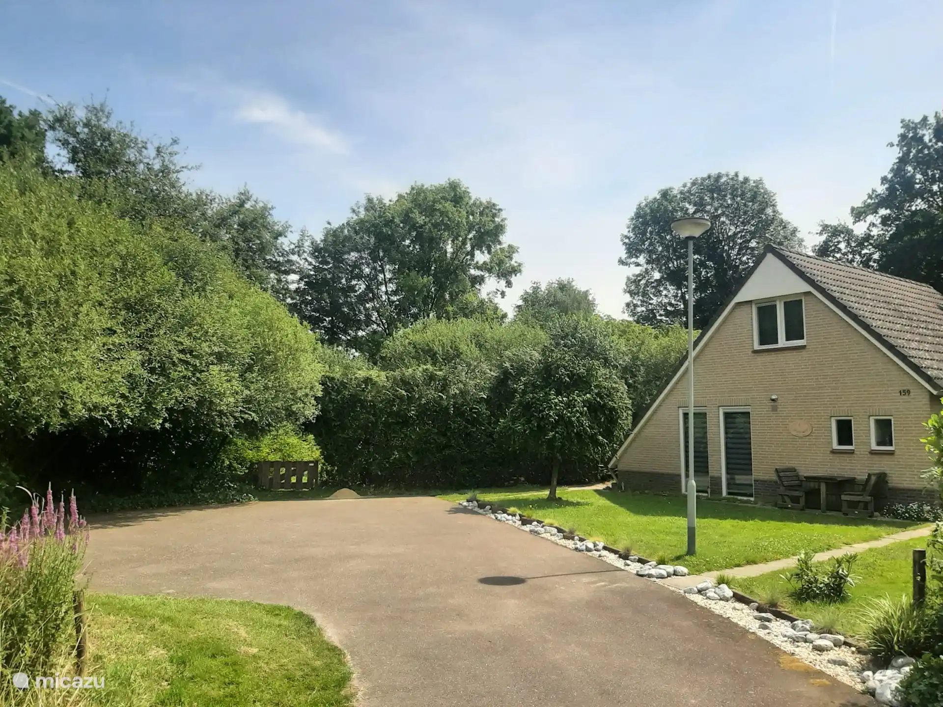 Fantastische Lage. Sackgasse, kein Verkehr. Parken Sie Ihr Auto vor der Tür.