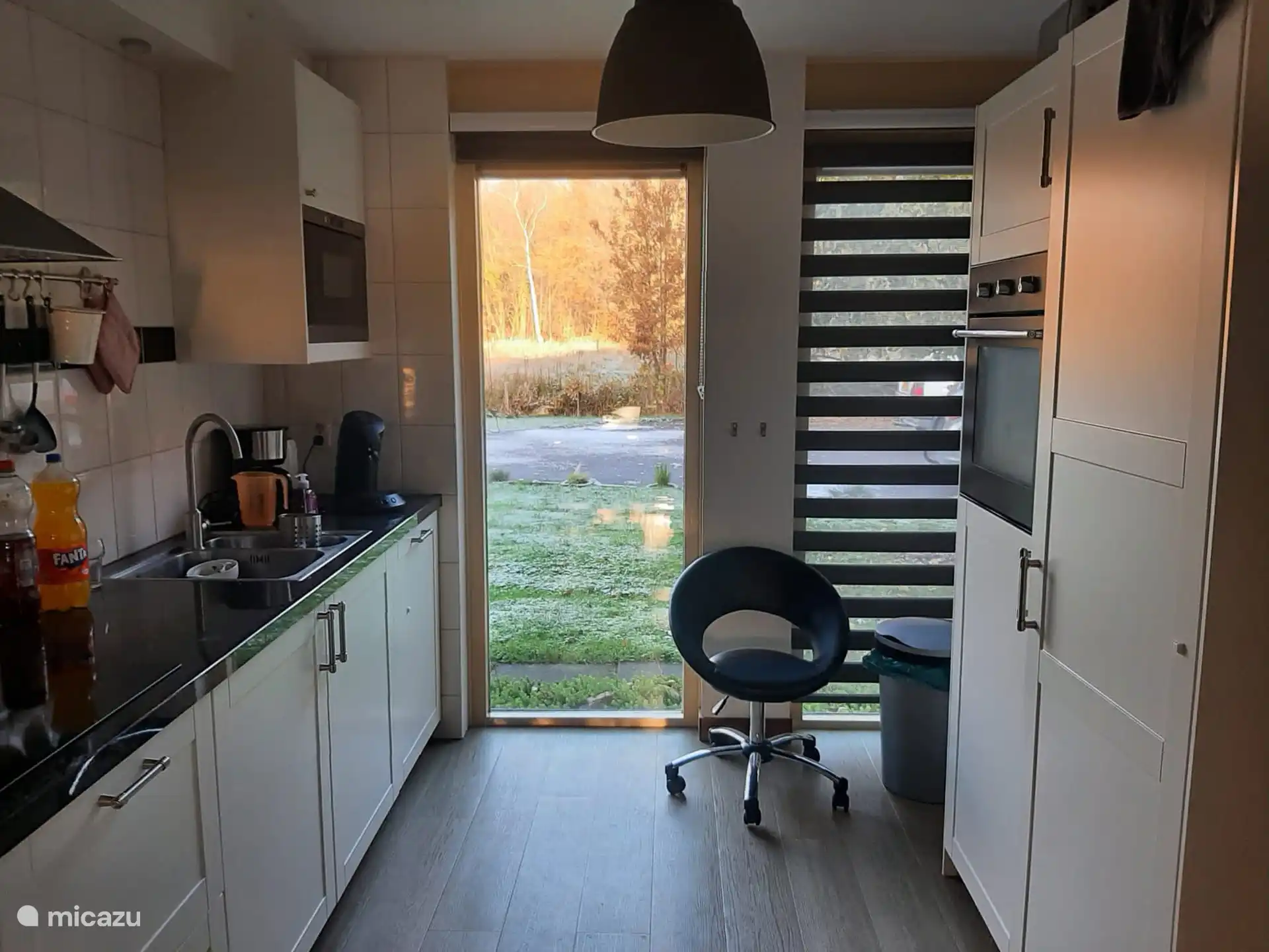 Geräumige Küche mit schönem Blick auf den Wald.