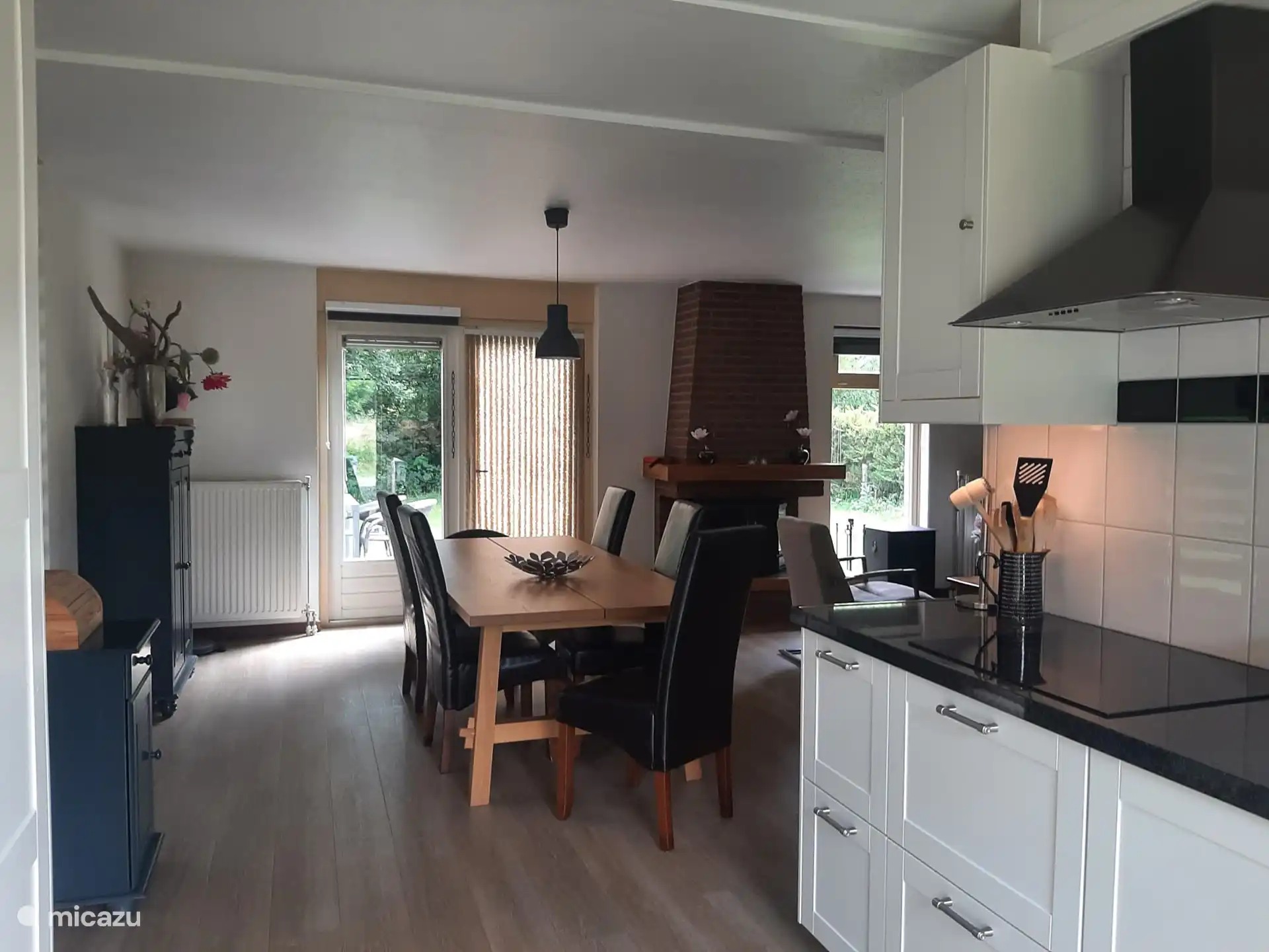 Küche mit Essbereich (Mitte des Wohnzimmers) gleich um die Ecke, geräumiger Sitzbereich.