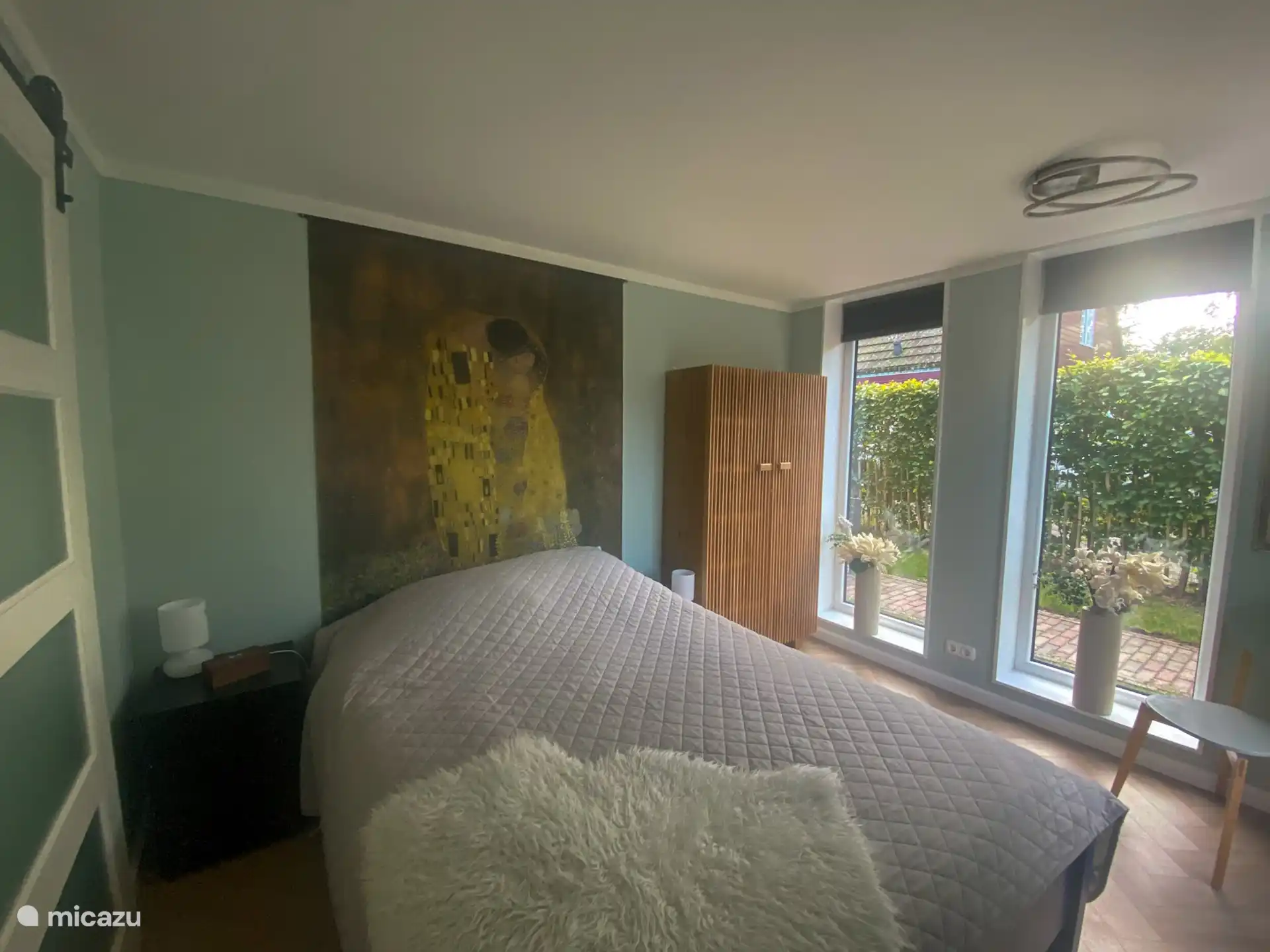 Erholsames Schlafzimmer mit wunderbar bequemem Bett.
