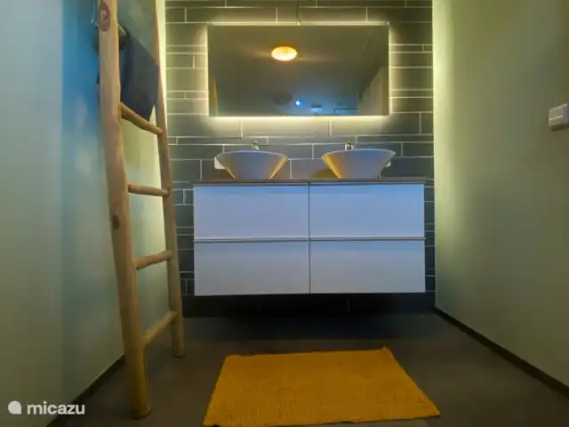 De Pimpelmees en Países Bajos, Frise, Boijl - casa vacacional El cuarto de baño cuenta con muebles y lavabos dobles.