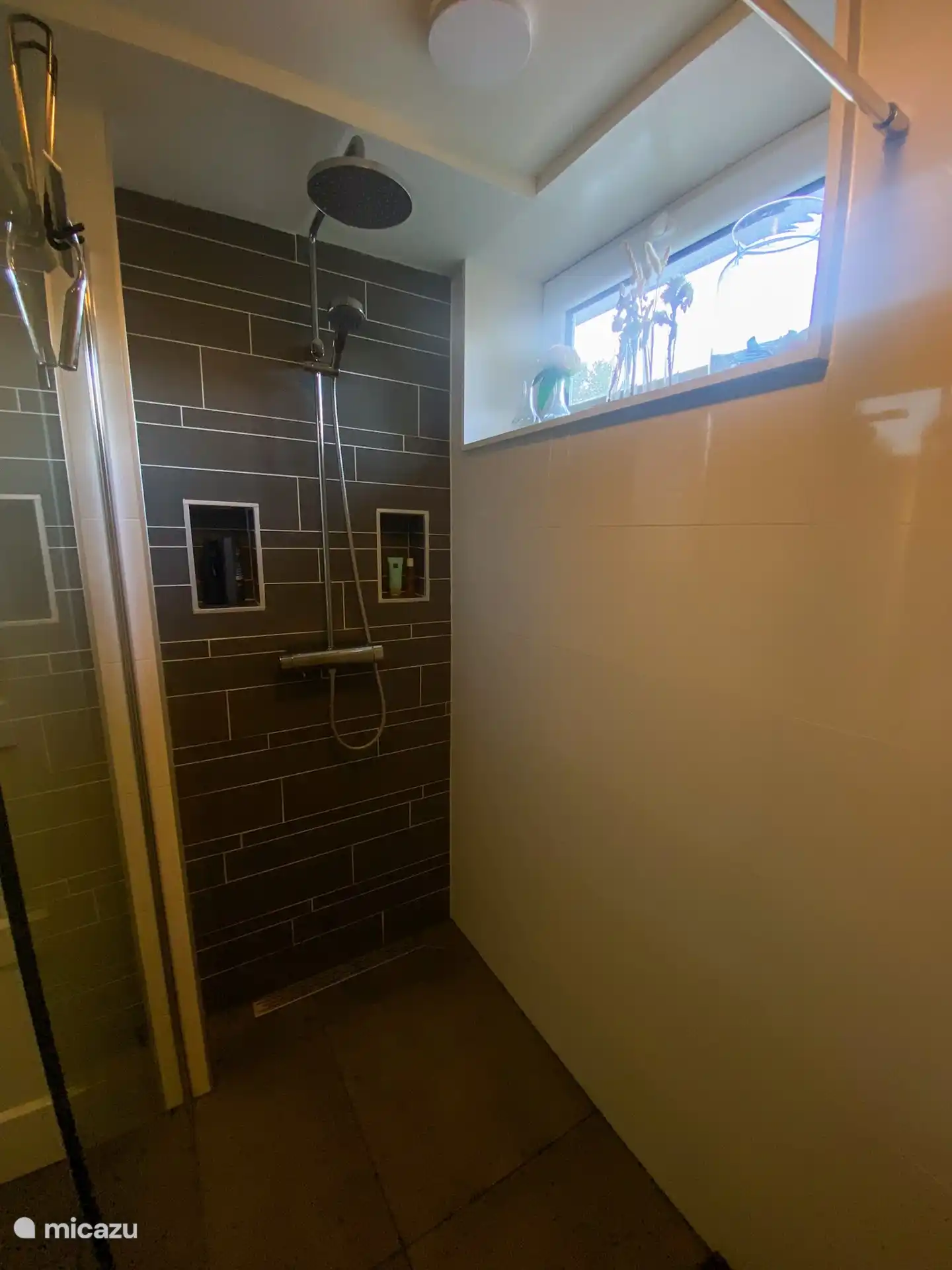 Das schöne Badezimmer mit Regendusche.