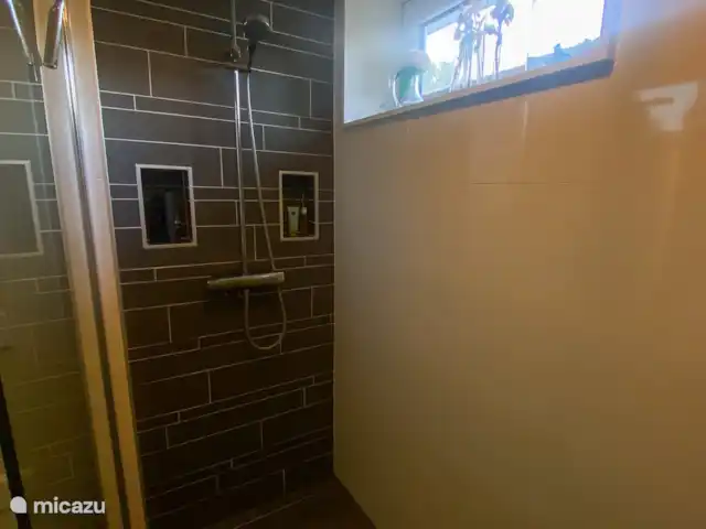 De Pimpelmees en Países Bajos, Frise, Boijl - casa vacacional El precioso cuarto de baño con ducha de lluvia.