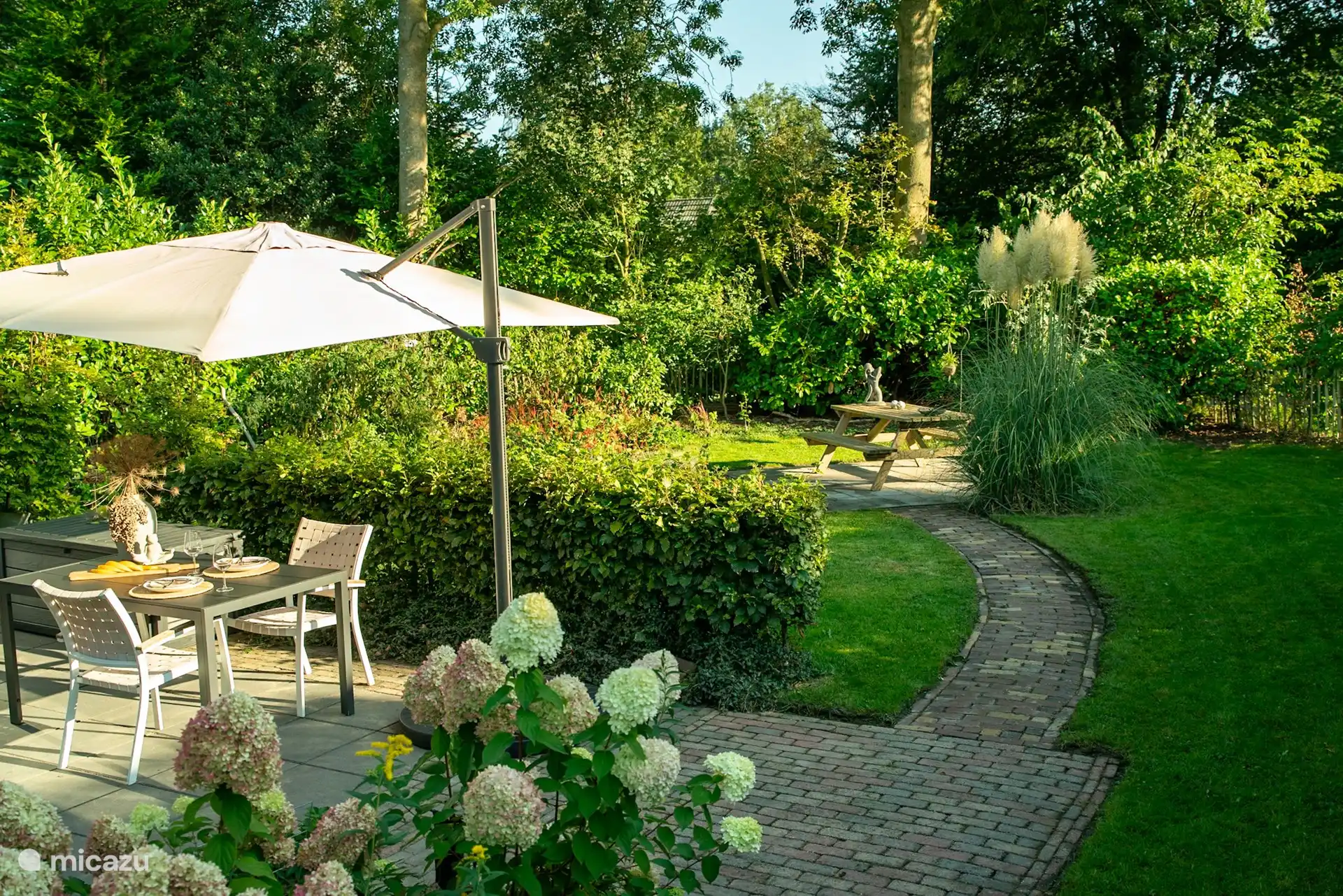 Blick auf unseren schönen umzäunten Garten.