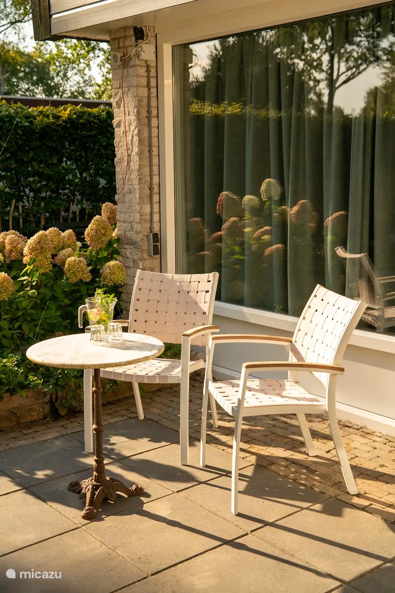 Genießen Sie ein schönes Frühstück in der Morgensonne.