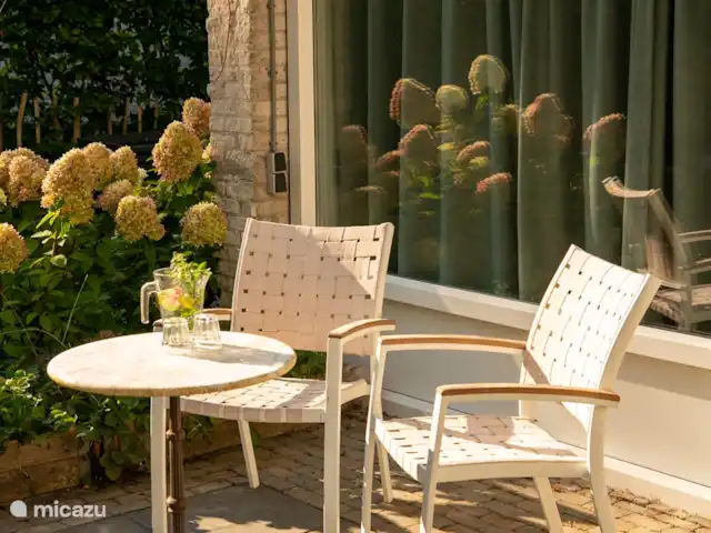 De Pimpelmees en Países Bajos, Frise, Boijl - casa vacacional Disfruta de un buen desayuno bajo el sol de la mañana.