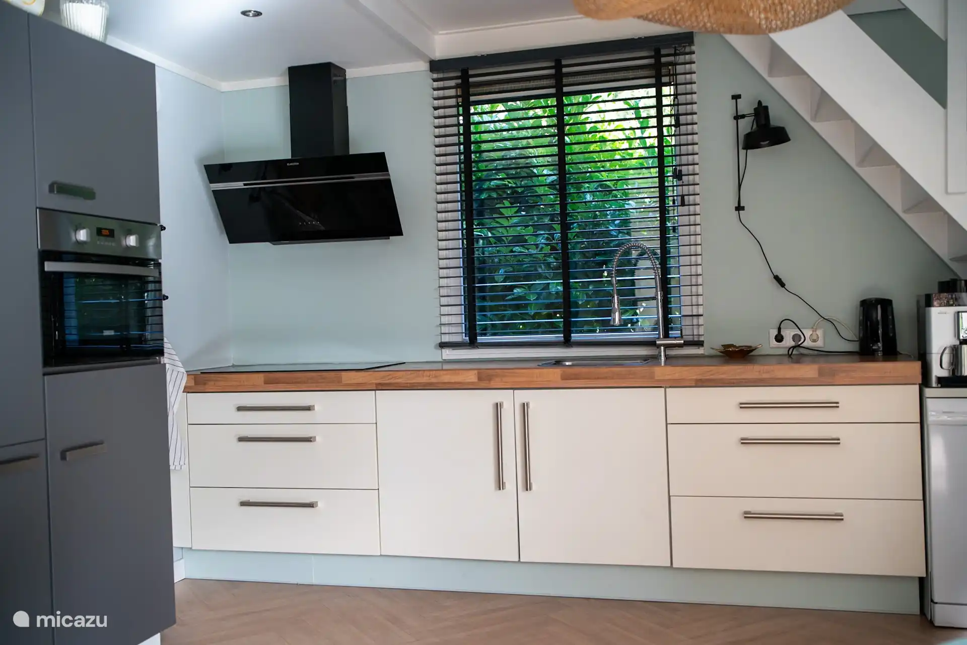 Die voll ausgestattete Küche/.