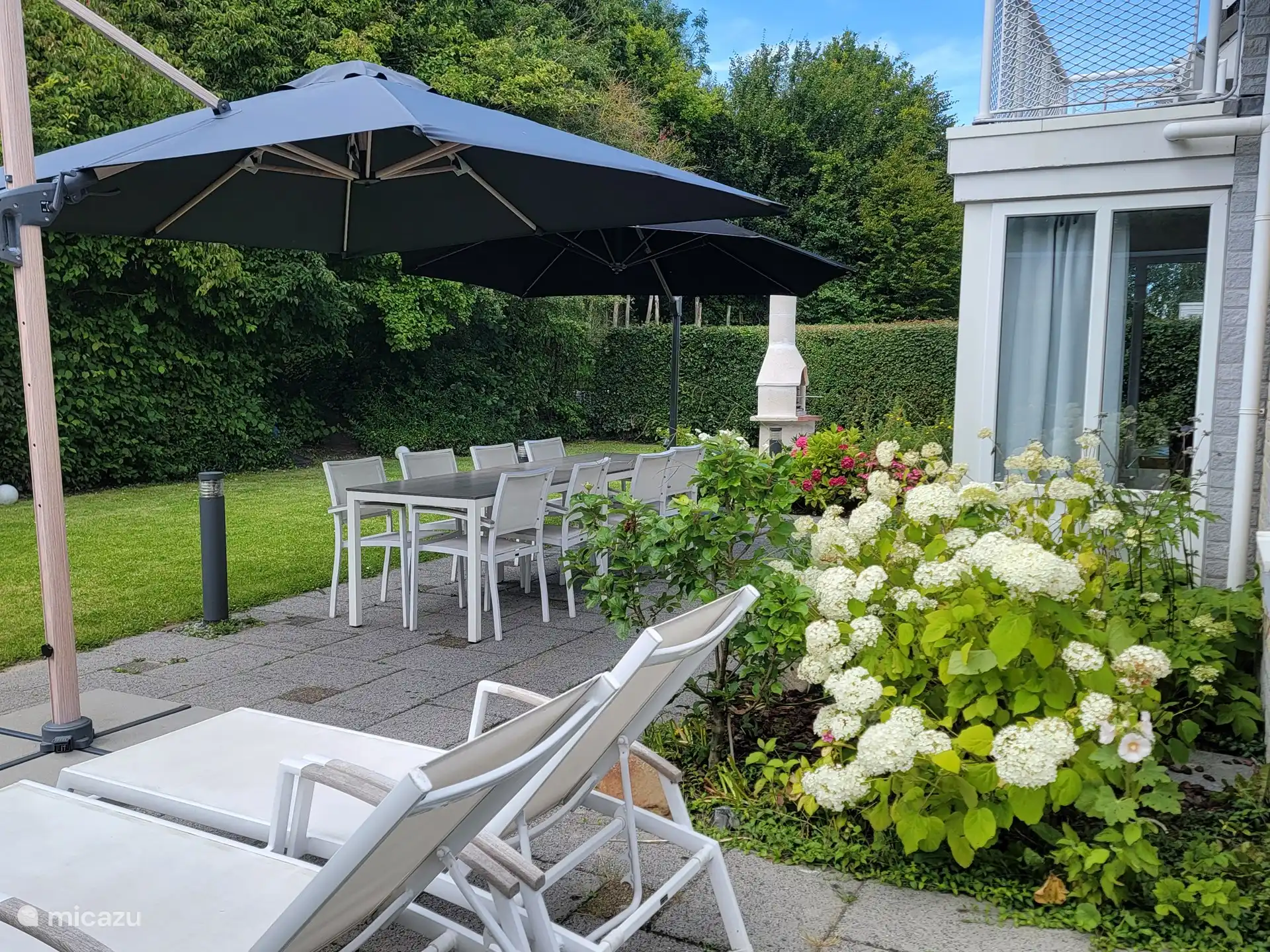 Terrasse avec parasols