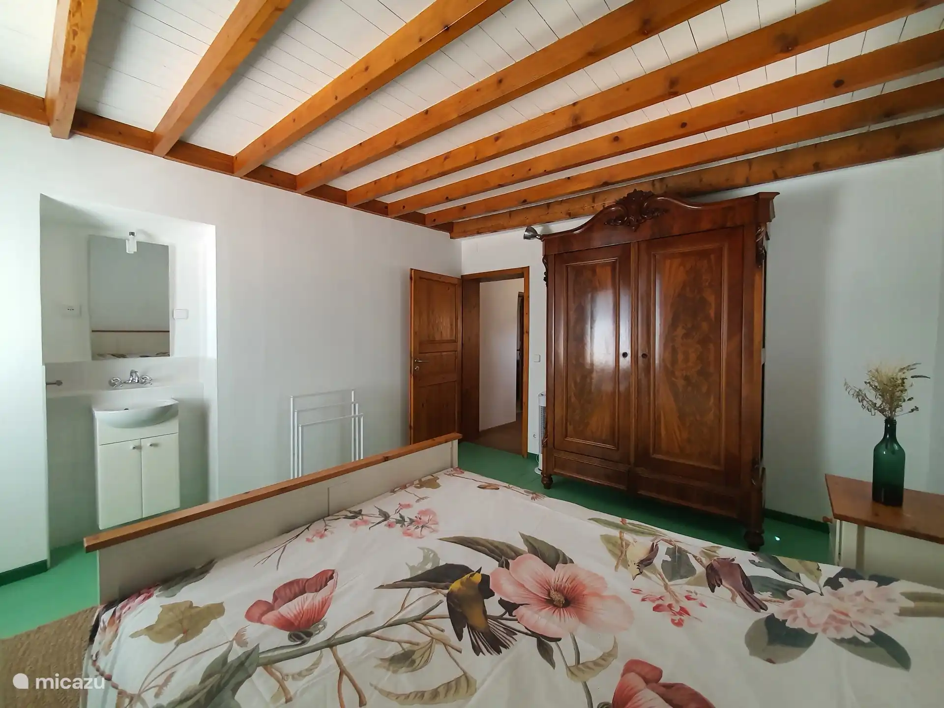 Slaapkamer 1 met zicht op wastafel en kledingkast
