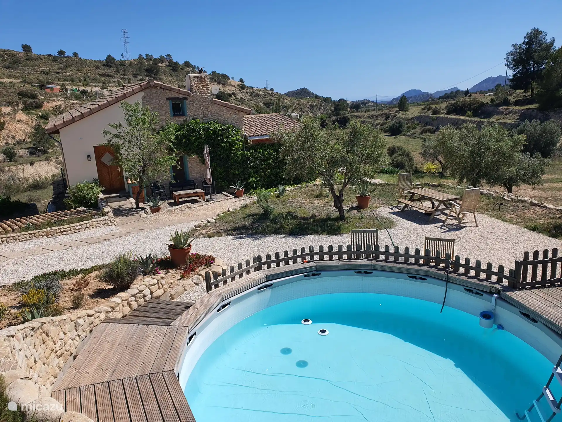 Blick auf die Wohnung im Obergeschoss mit rundem Pool von 4,60 Metern und verschiedenen Sitzbereichen