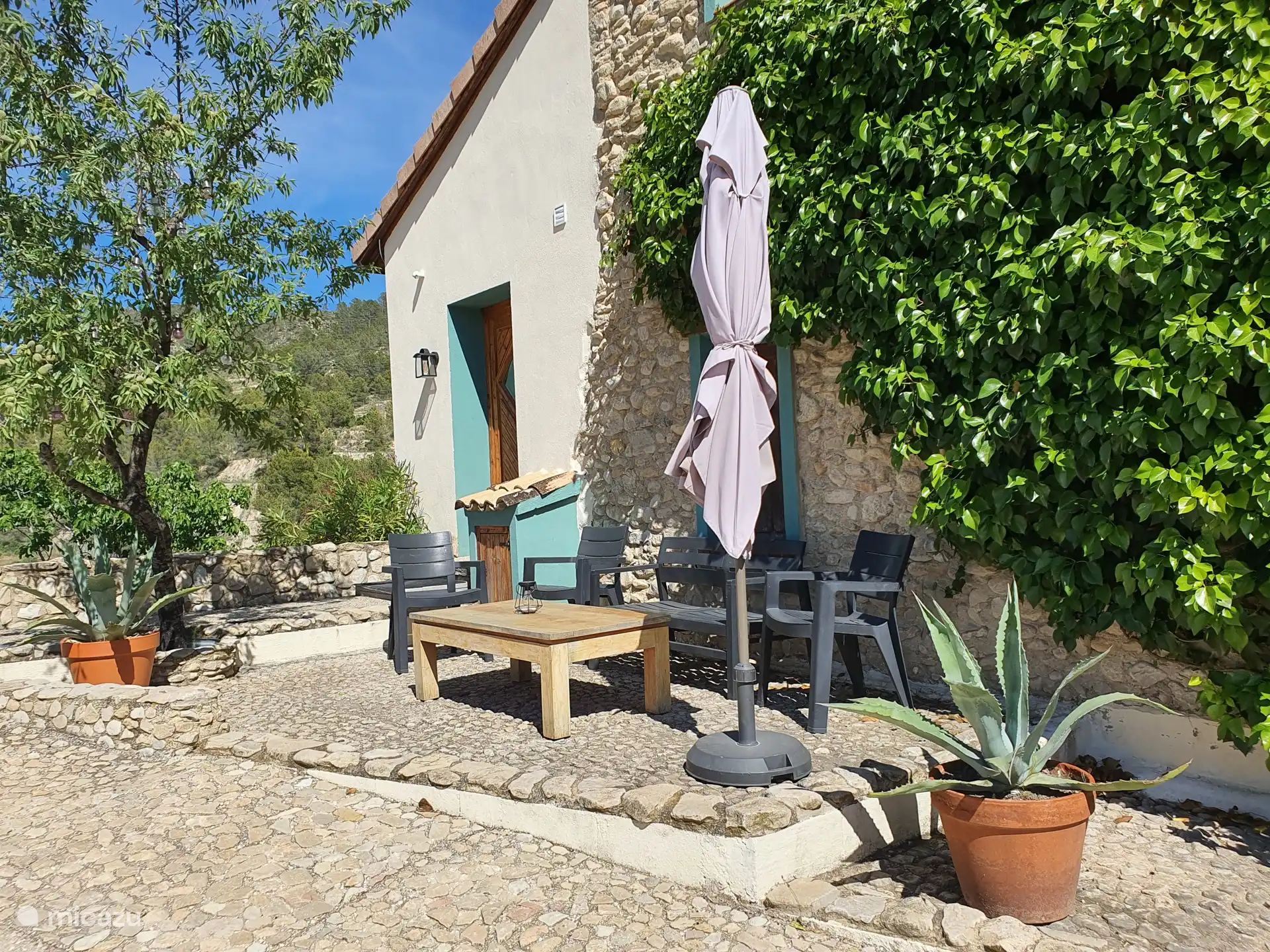 Terrasse an der Fassade