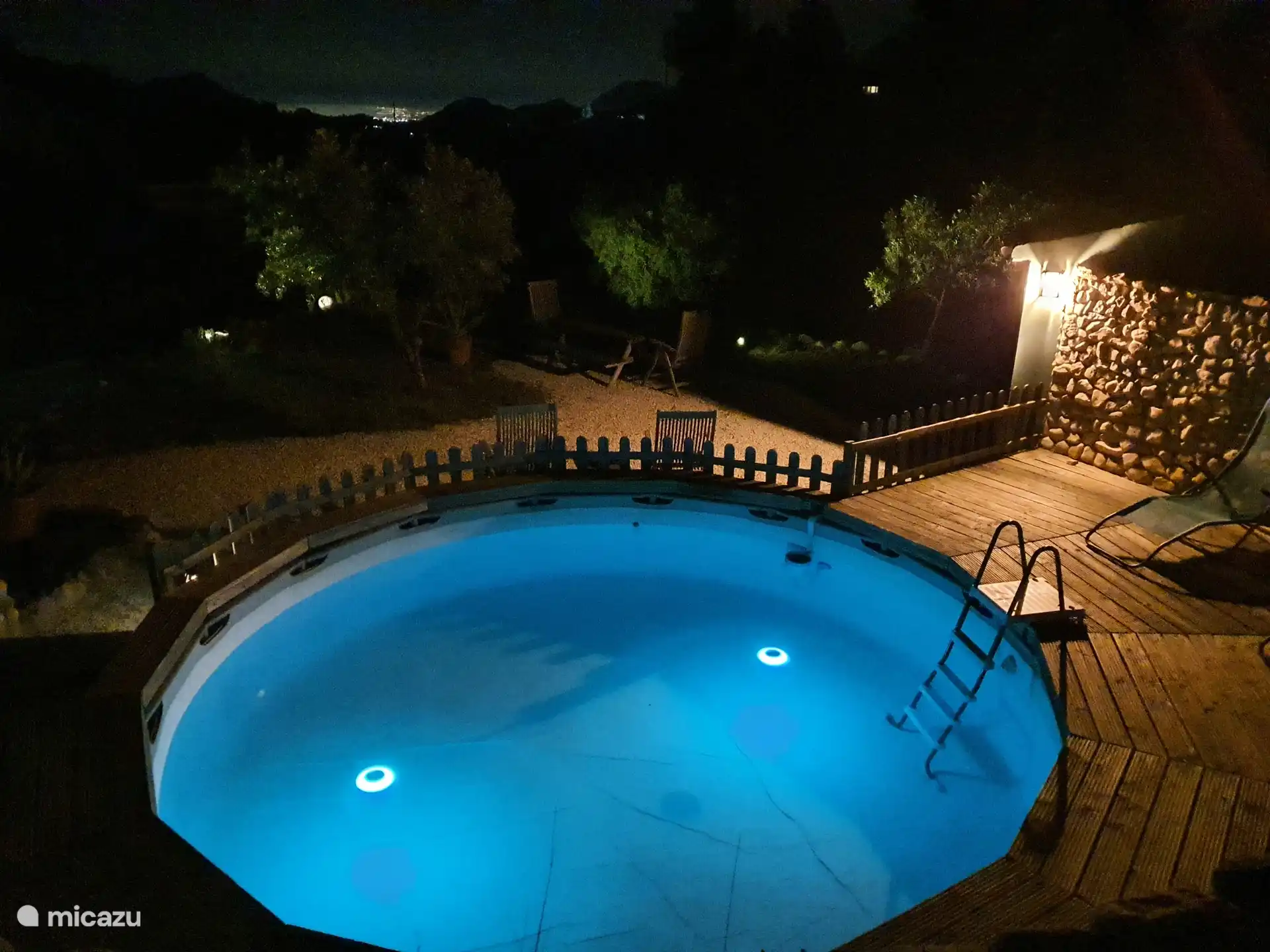 Das Schwimmbad am Abend mit Blick auf die Küste